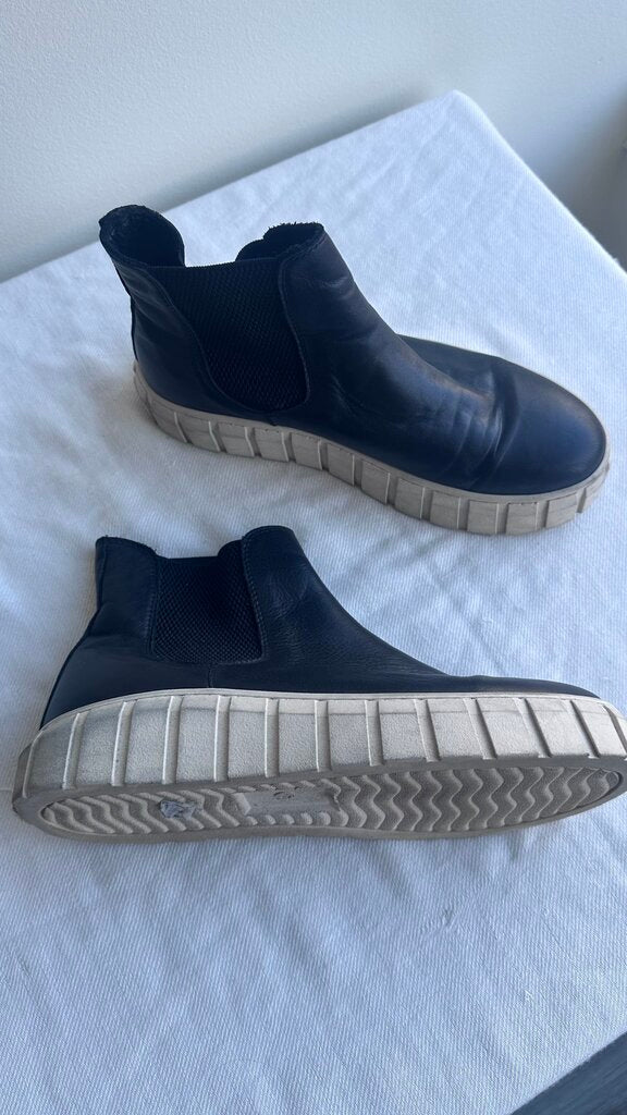 Pre-Owned Bueno Black/Tan 'Tori' Chunky Sole Boot- Size 40