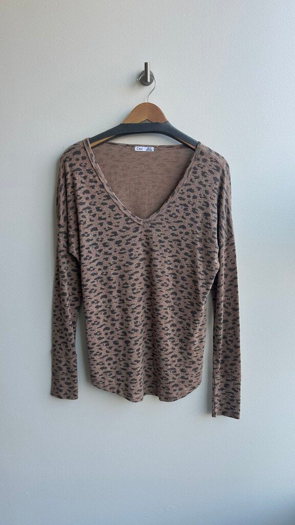 Pre-Owned Dex Tan Leopard Print Long Sleeve V-Neck Top- Size Medium