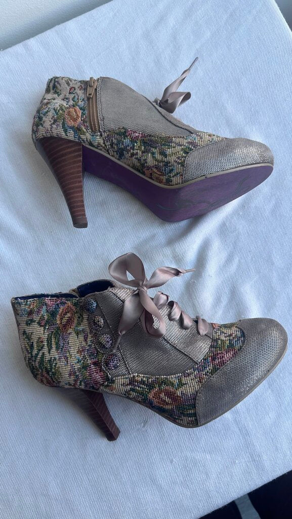 Pre-Owned Poetic Licence Grey/Cream Floral Lace Up Side Zip Heeled Boot- Size 38.5