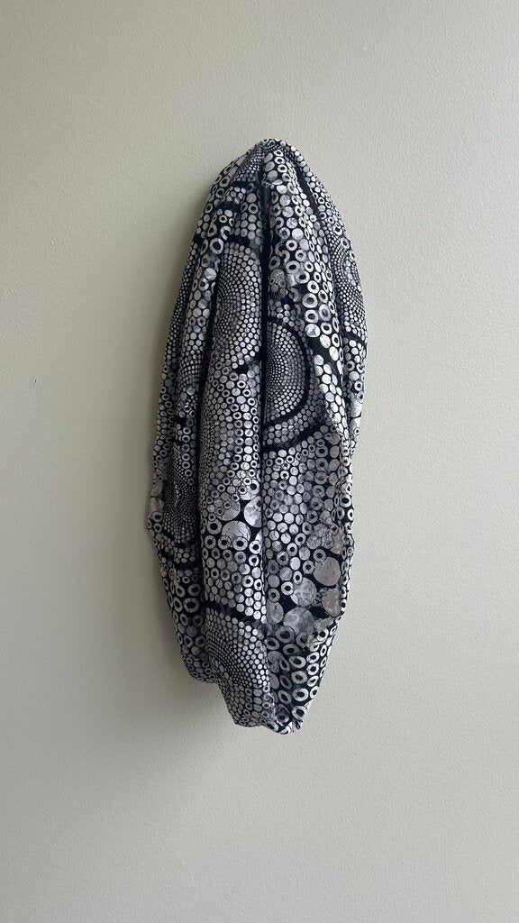 Pre-Owned Black/White Circle Printed Infinity Scarf