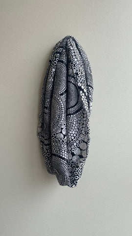 Pre-Owned Black/White Circle Printed Infinity Scarf