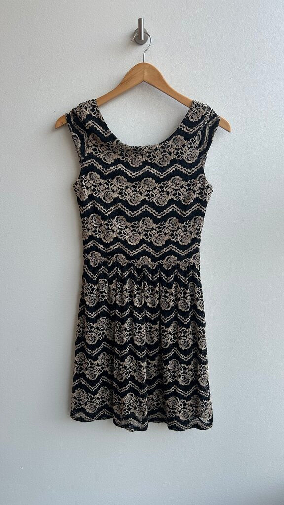 Pre-Owned Interi Black with Beige Lace Cap Sleeve Dress- Size Medium (Estimated)