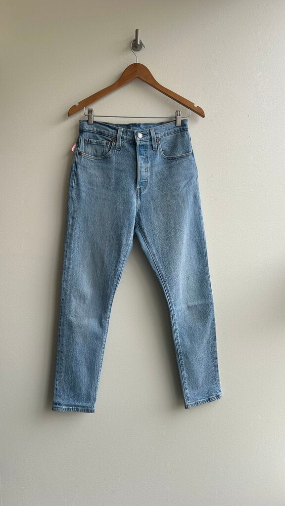 Pre-Owned Levi's Light Wash 501 Skinny Distressed Frayed Hem- Size 27