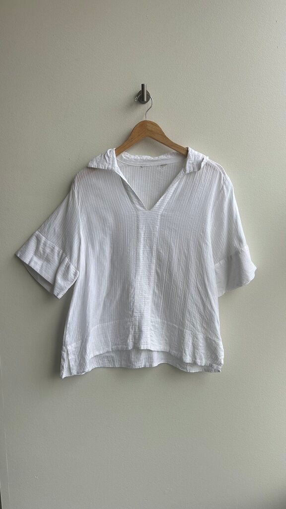 Pre-Owned Culture White Short Sleeve V-Neck Blouse- Size Medium (Estimated)