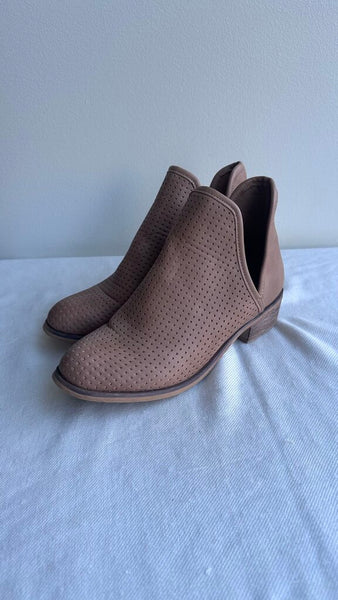 Pre-Owned Seven7 Cognac Perforated V-Cut Booties - Size 8