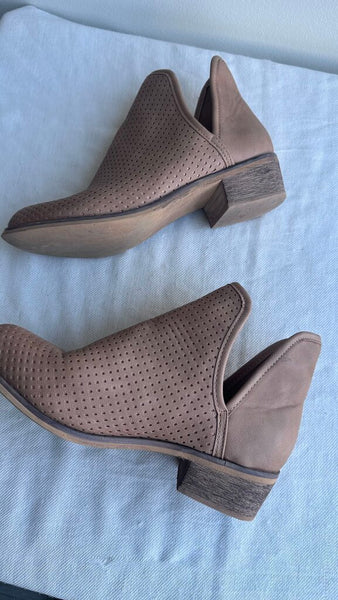 Pre-Owned Seven7 Cognac Perforated V-Cut Booties - Size 8
