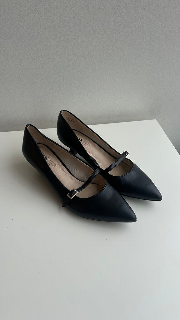 Pre-Owned Life Stride Black Point Toe Small Strap Kitten Heel- Size 8