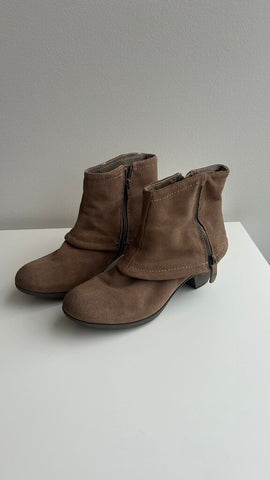 Pre-Owned Quad Comfort Tan Side Zip Low Heel Ankle Boot- Size 8