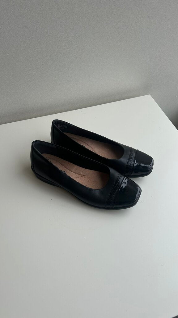 Pre-Owned Clarks Cusion Black Square Toe Flats- Size 8