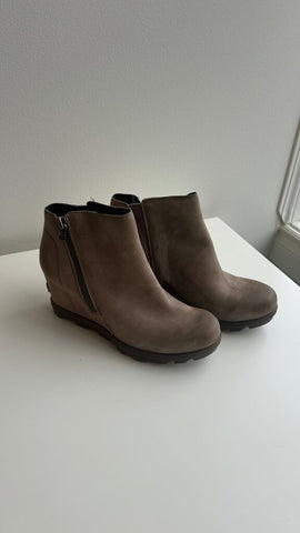 Pre-Owned Sorel Beige Leather Wedge Booties - Size 9