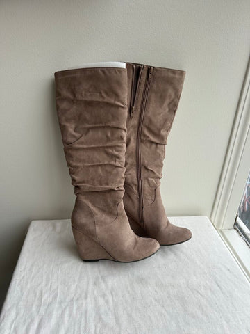 Pre-Owned Call It Spring Tan Wedge Side Zip Up Calf High with Wide Calf Zip Boot- Size 6.5