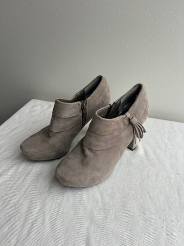 Pre-Owned Me Too Grey 'Lasky' Suede Heeled Ankle Bootie- Size 7