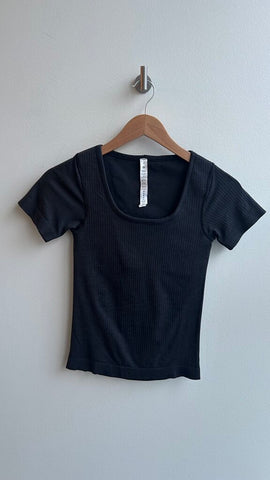 Pre-Owned Lululemon Black Fitted Cropped Short Sleeve Top- Size 4