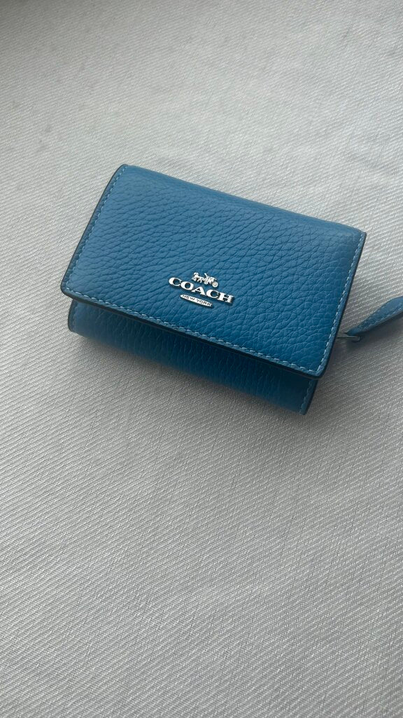 Pre-Owned Coach Blue Pebbled Compact Snap with Zip Change Area Wallet