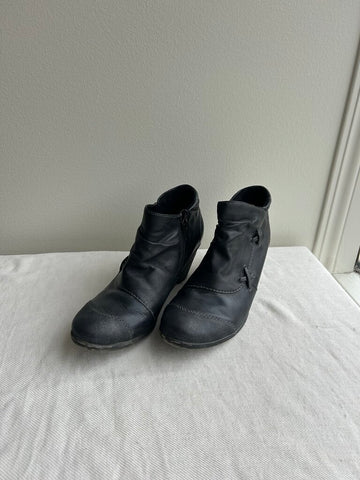Pre-Owned Remonte Black Heeled Round Toe Side Zip Ankle Bootie- Size 39