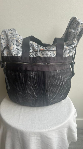 Pre-Owned Lululemon Grey/Peach Printed Mesh Exterior Pocket Large Tote Bag