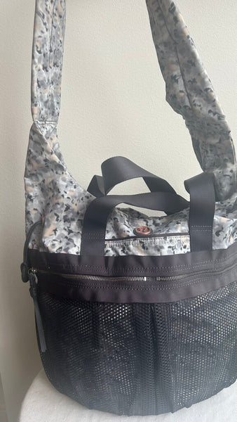 Pre-Owned Lululemon Grey/Peach Printed Mesh Exterior Pocket Large Tote Bag