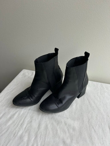 Pre-Owned Bueno Black Heeled Pull-On Booties - Size 38