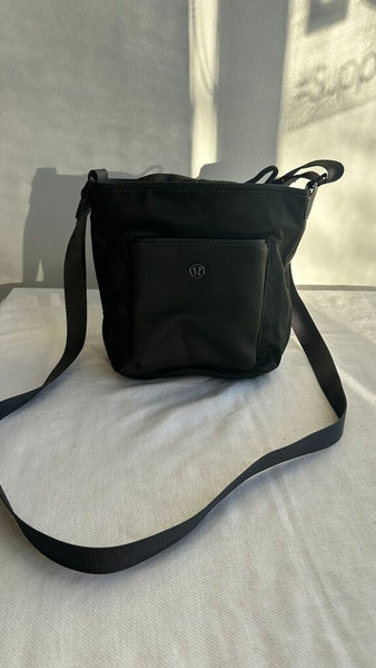 Pre-Owned Lululemon Green Crossbody Drawstring Bag