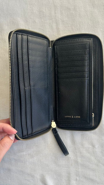 Pre-Owned Love & Lore Black Pebbled Faux Leather Zip Top Wallet