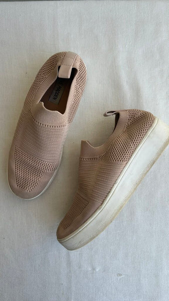 Pre-Owned Steve Madden Pink Knit Slip On Shoes - Size 7.5