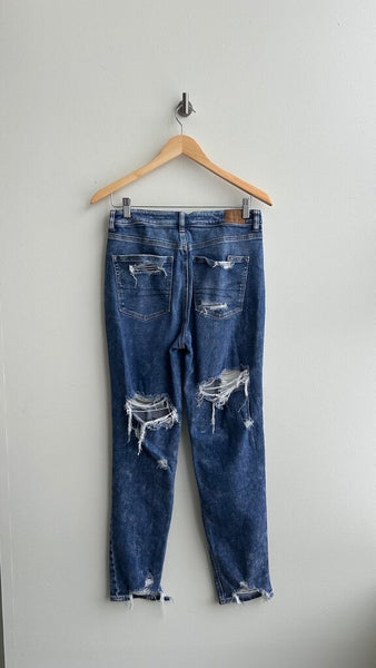 Pre-Owned American Eagle Medium Wash Ripped & Distressed Mom Jeans - Size 6 Long