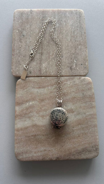 Pre-Owned KC Silver 925 Hammered Locket Necklace