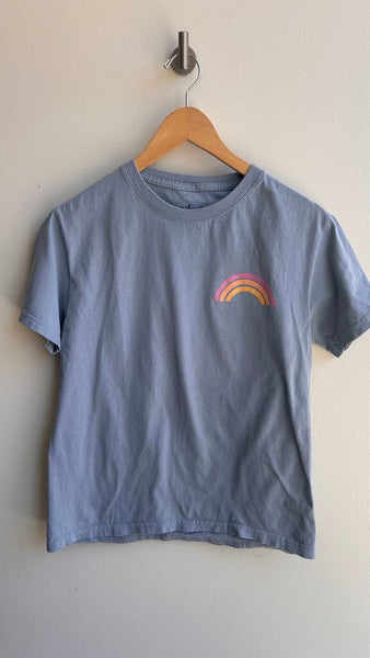 Pre-Owned Miken Blue Rainbow/Mountain Scene 'Adventure' Graphic Tee- Size X-Small