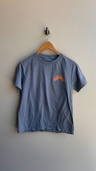 Pre-Owned Miken Blue Rainbow/Mountain Scene 'Adventure' Graphic Tee- Size X-Small