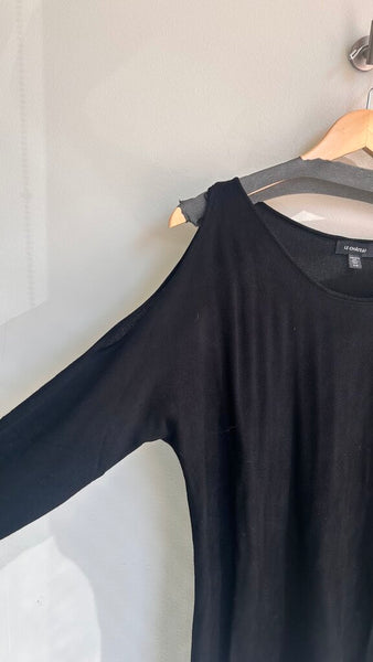 Pre-Owned Le Chateau Black Cold Shoulder Long Sleeve Asymmetrical Hem Knit Top - Size Small