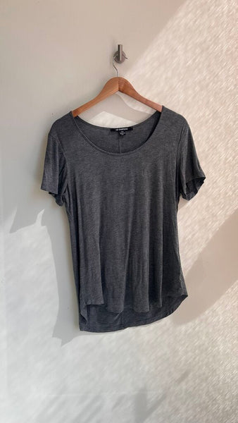 Pre-Owned Le Chateau Grey Scoop Neck Curved Hem Tee - Size Medium