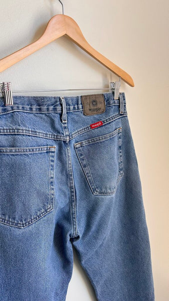 Pre-Owned Wrangler Medium Wash Mom Fit Jeans- Size 33 (Fits Medium)