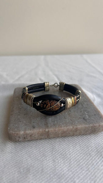 Pre-Owned Black Structured Gold Trimmed with Rock Decal Bracelet