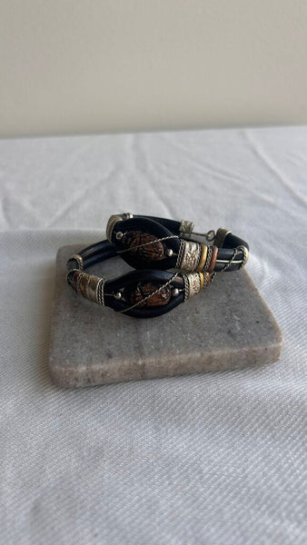 Pre-Owned Black Structured Gold Trimmed with Rock Decal Bracelet