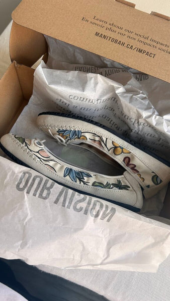 Pre-Owned Manitobah Cream Printed Gustafson Butterfly Flat (NIB) - Size 6