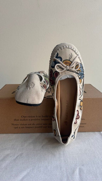 Pre-Owned Manitobah Cream Printed Gustafson Butterfly Flat (NIB) - Size 6