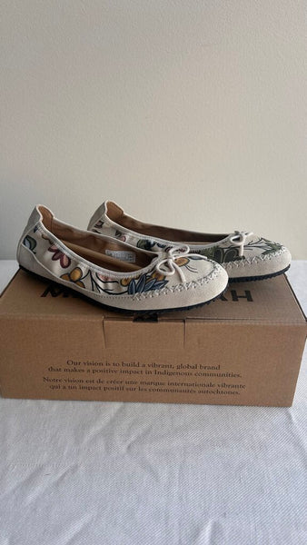 Pre-Owned Manitobah Cream Printed Gustafson Butterfly Flat (NIB) - Size 6
