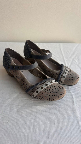 Pre-Owned Rieker Taupe Leaf Print Punch Cut Leather Heels - Size 38