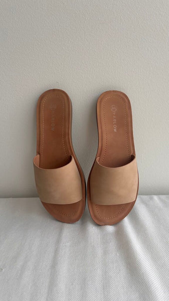 Pre-Owned Harlow Beige Slip On Slider Sandals- Size 7