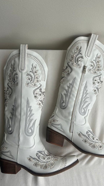 Pre-Owned White Faux Leather Embroidered/Embellished Cowboy Boots - Size 9