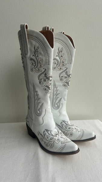 Pre-Owned White Faux Leather Embroidered/Embellished Cowboy Boots - Size 9