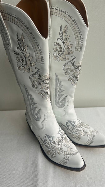 Pre-Owned White Faux Leather Embroidered/Embellished Cowboy Boots - Size 9