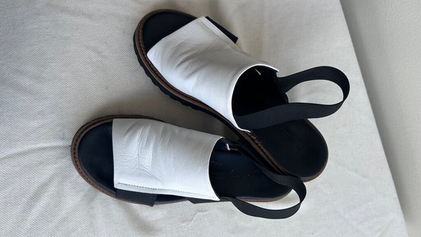 Pre-Owned Bueno Black with White Top Peep Toe Chunky Sandal- Size 39