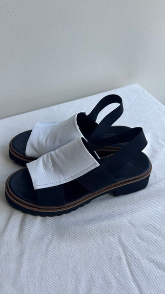 Pre-Owned Bueno Black with White Top Peep Toe Chunky Sandal- Size 39