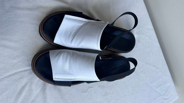 Pre-Owned Bueno Black with White Top Peep Toe Chunky Sandal- Size 39