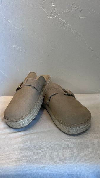 Pre-Owned Cushionaire Beige Braided Sole Slip On Shoes - Size 8