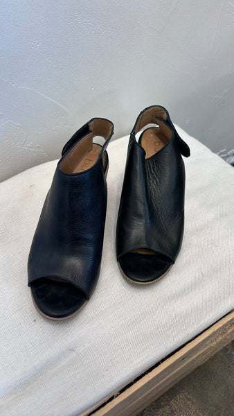 Pre-Owned Bueno Black Slingback Peep Toe Block Heel - Size 39