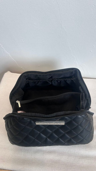 Pre-Owned La Vie en Rose Black Quilted Zip Top Make Up Bag (NWT)