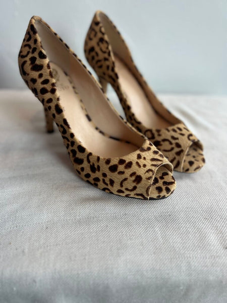 Pre-Owned Vince Camuto Leopard Print Cow Hair Leather Peep Toe Heels - Size 9.5