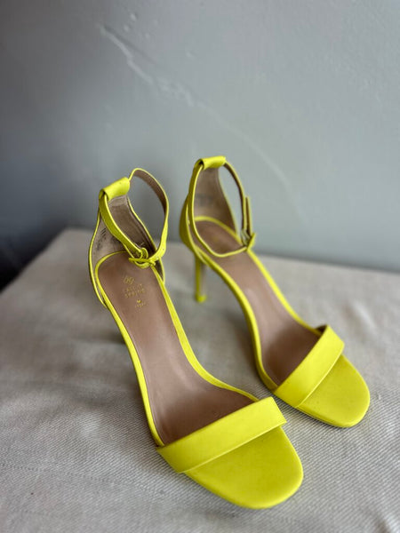 Pre-Owned Call It Spring Neon Yellow Open Toe Stilettos - Size 6